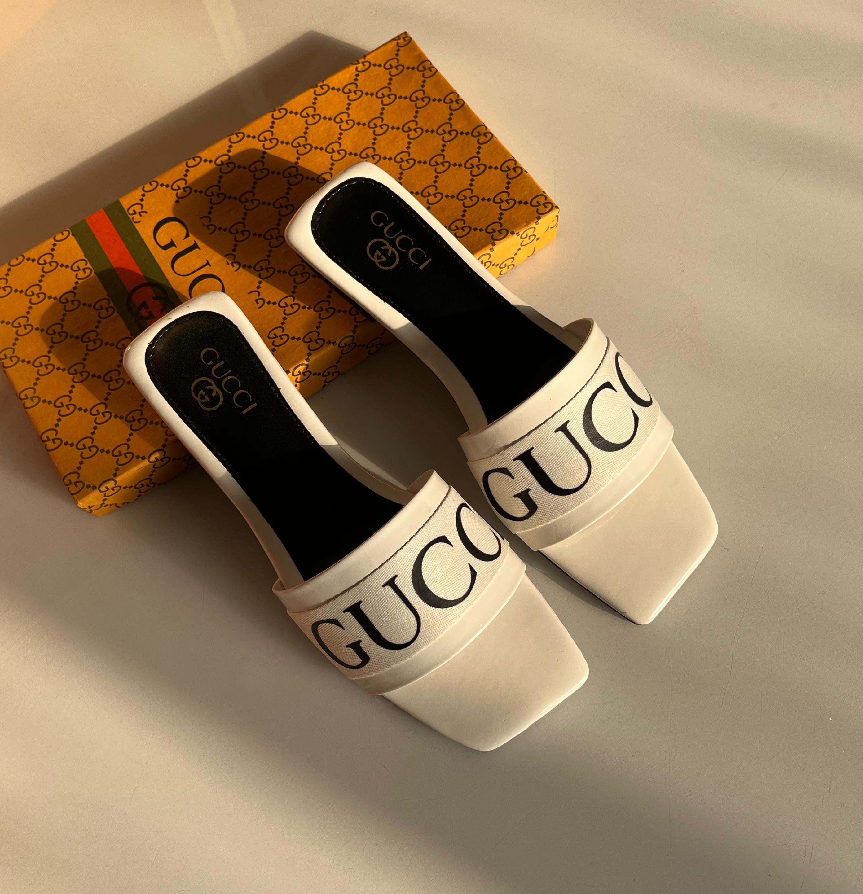 GUCCI -FLAT SLIDES
