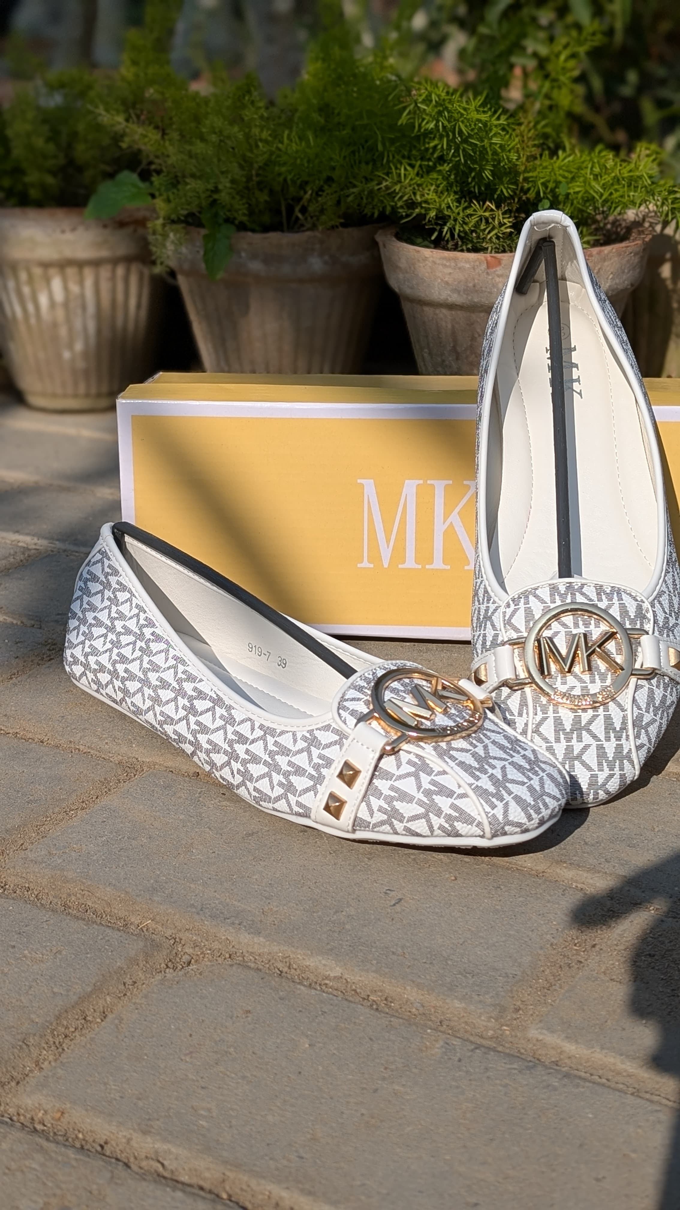 MK- WHITE PUMPS