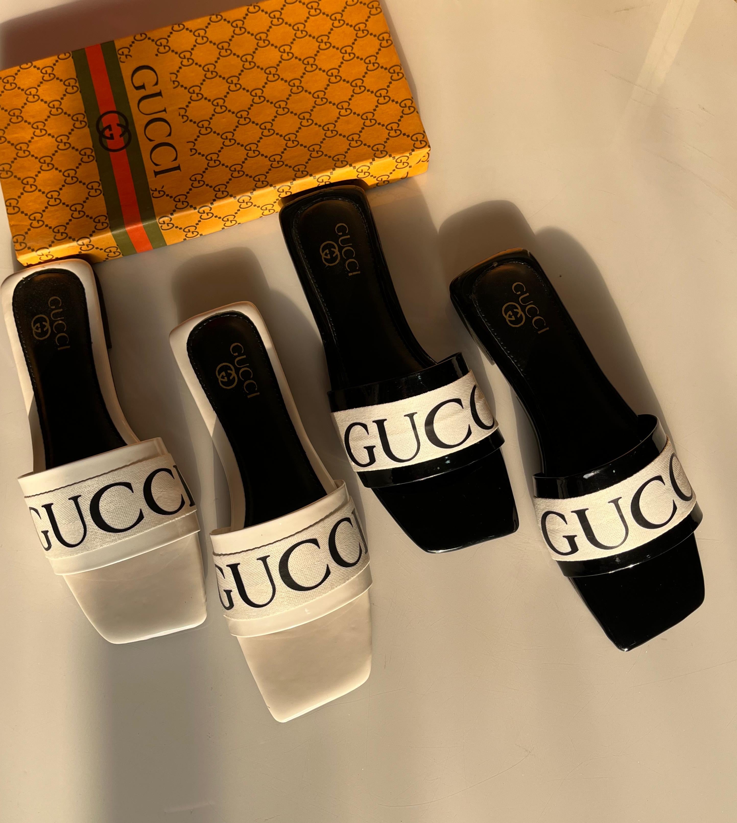 GUCCI -FLAT SLIDES