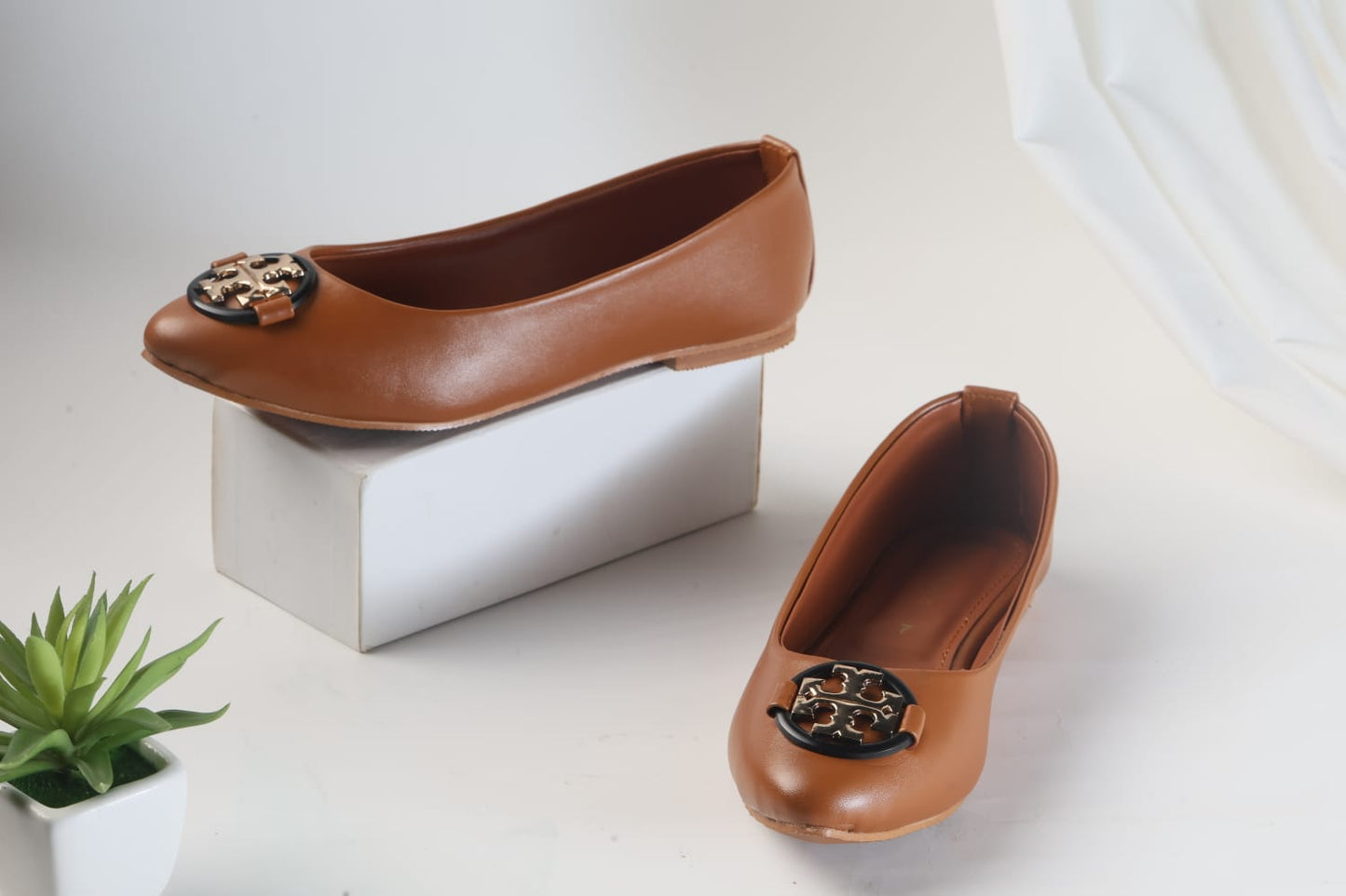 TORY BURCH CASUAL PUMPS